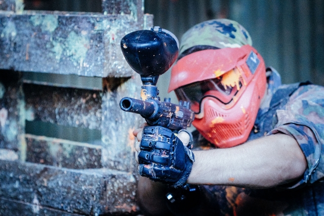  Participant attendant de frapper le rival 