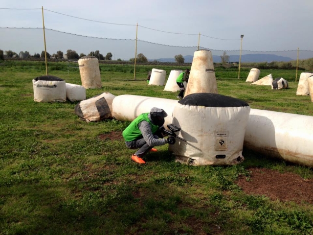 Protegido detrás de un inflable 
