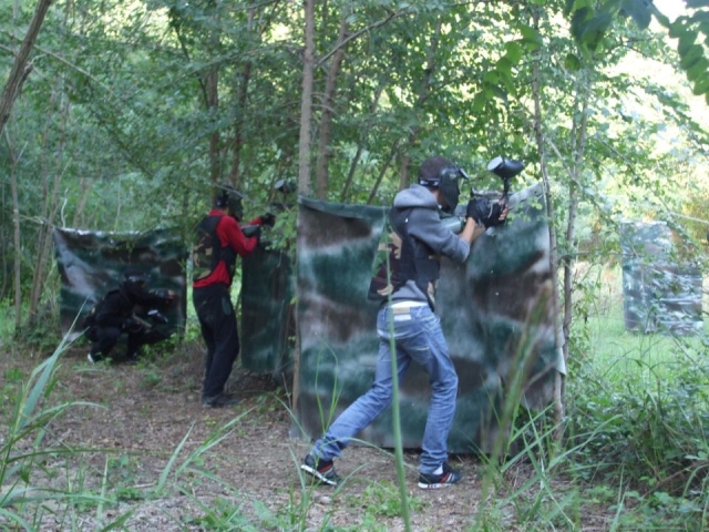  Jugadores ocultos detrás de los obstáculos del campo del juego 