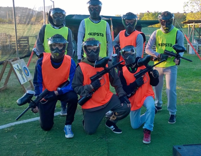 Equipo de participantes listos para comenzar 