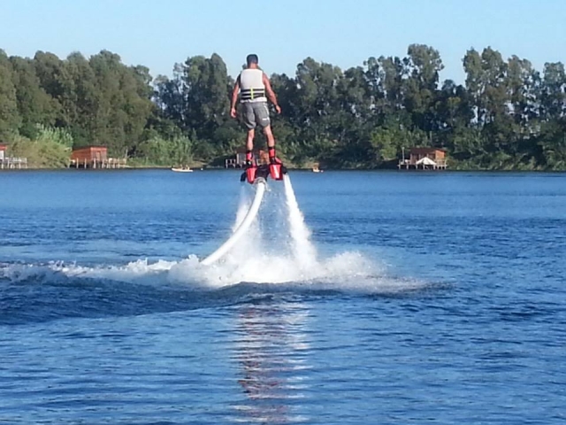 uomo in flyboard
