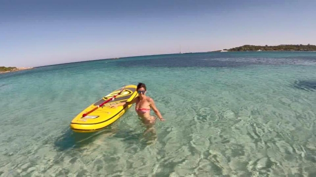 Con la tavola nel mare blu