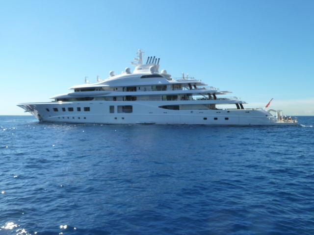 yacht in mezzo al mare