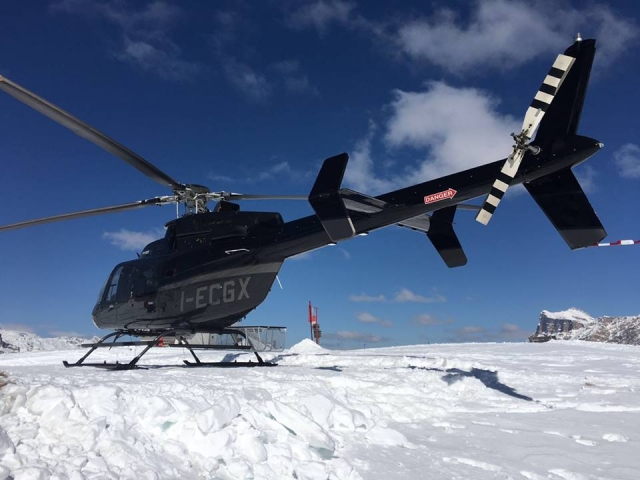  Landung auf den schneebedeckten Bergen 