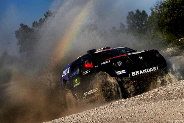  Ein Regenbogen auf dem Geländewagen 
