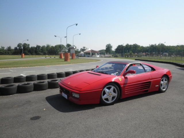 Ferrari in curva