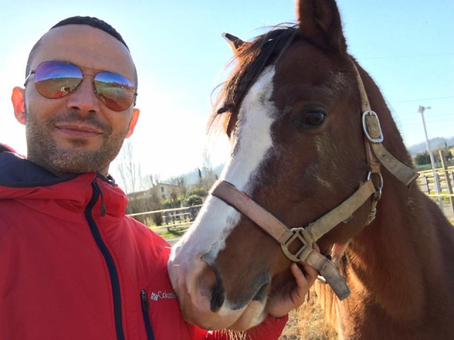 In compagnia di uno dei bellissimi cavalli
