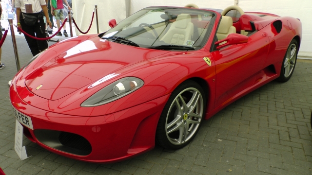  Ein wunderschön flammender roter Ferrari 