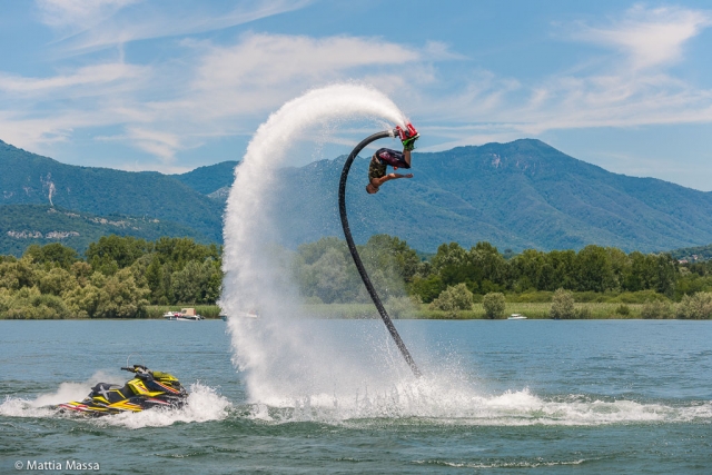A testa in giù sul lago