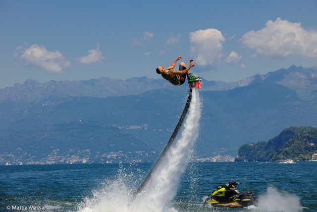 Capriola con il flyboard