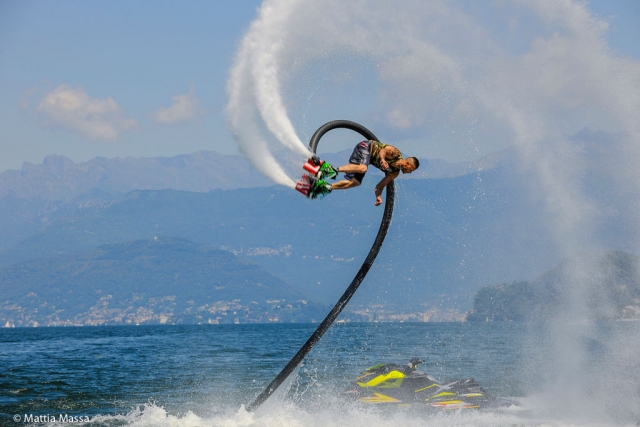 In aria con il flyboard