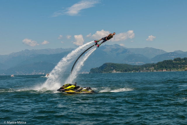 La forza dell'acqua sul lago