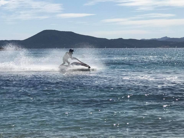  con la parte delantera 