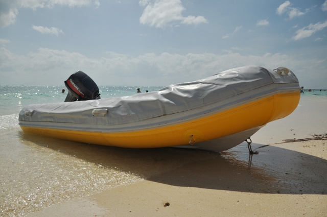  Schlauchboot und an der Küste 