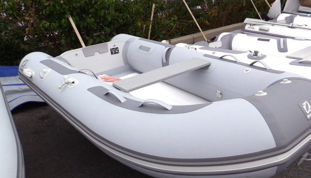  Ein Schlauchboot