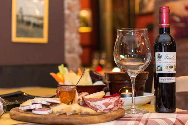  Aperitif wine and cheese 