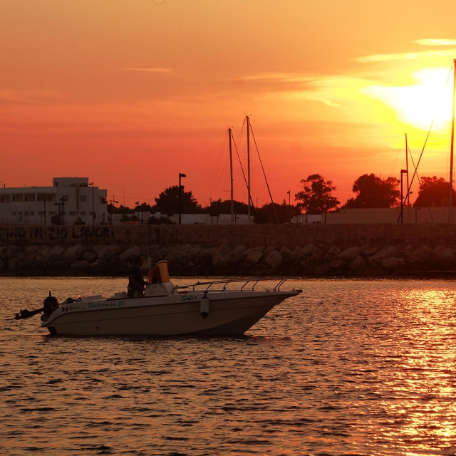  segeln bei sonnenuntergang 