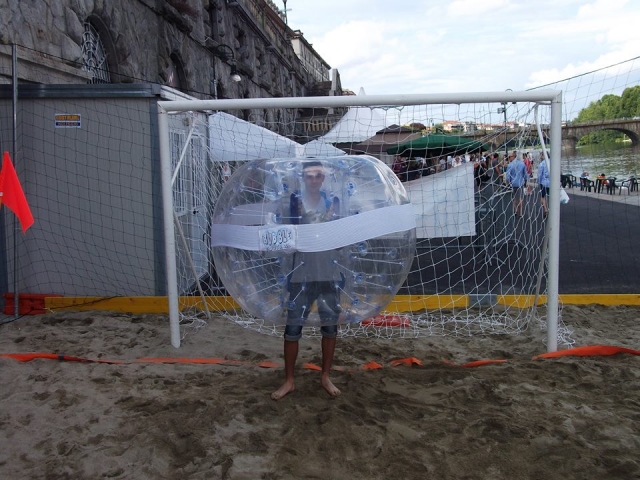 Bubble football sulla sabbia