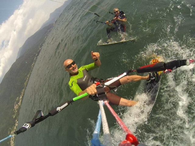  Kitesurf in company 