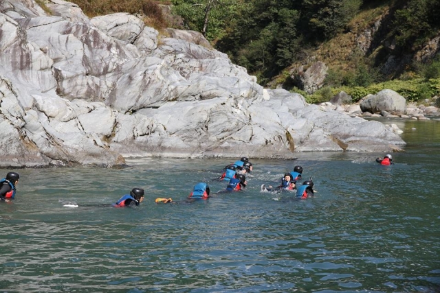 Canyonisti lungo il fiume