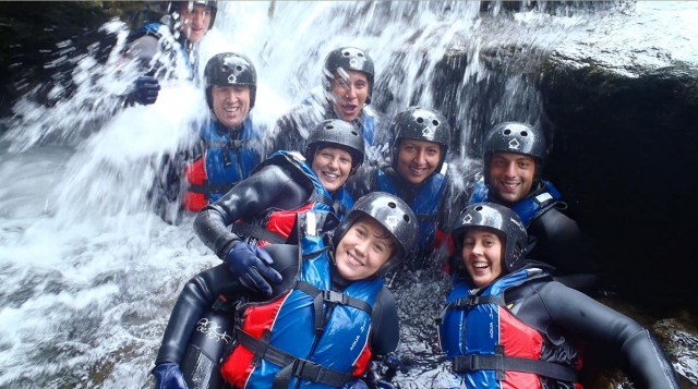 Foto di gruppo sotto la cascata