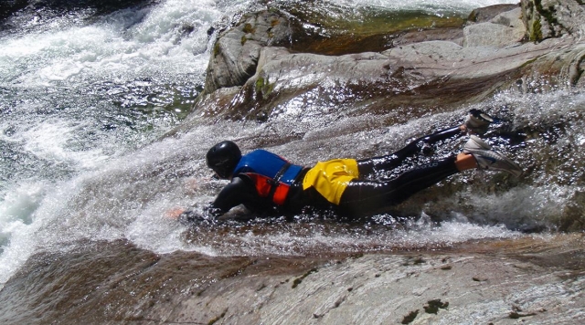 Scivolando tra le rocce