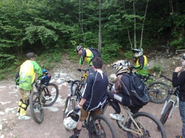 Un gruppo di ciclisti in montagna