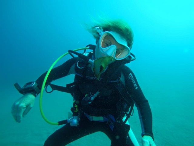  Having fun underwater 