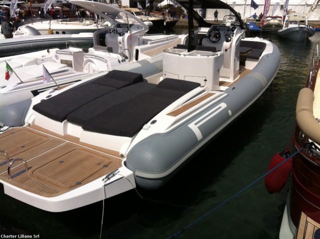  Ein Schlauchboot 