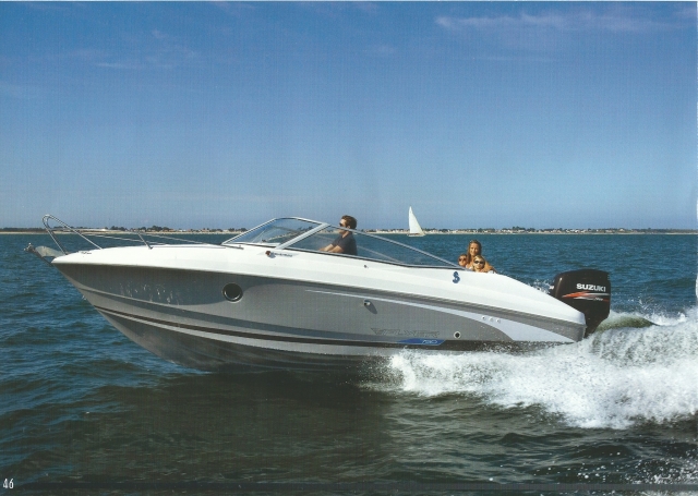  Bateau à moteur sur les eaux de Garde 
