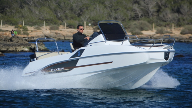 Bateau à moteur Flyer sun deck 5 5 en location 