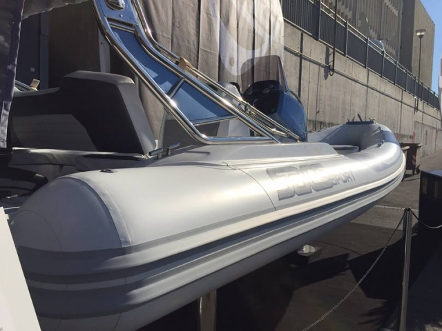  有和没有船执照的充气船 