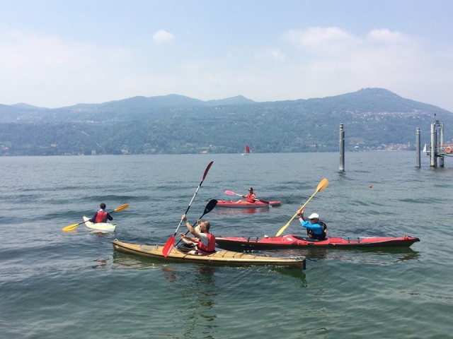  en canoa en las aguas del lago 