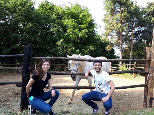  posando con el caballo 