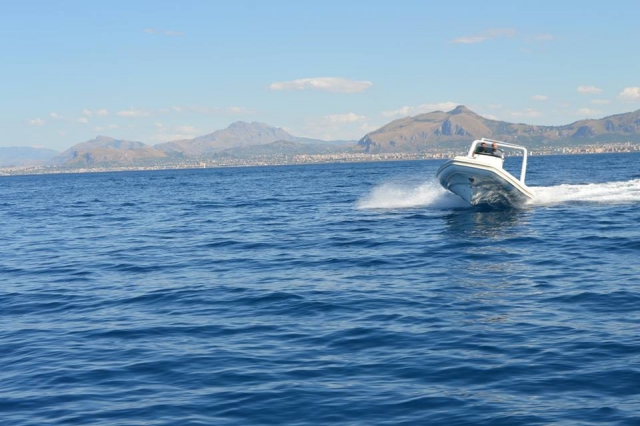 在西西里岛的海中航行