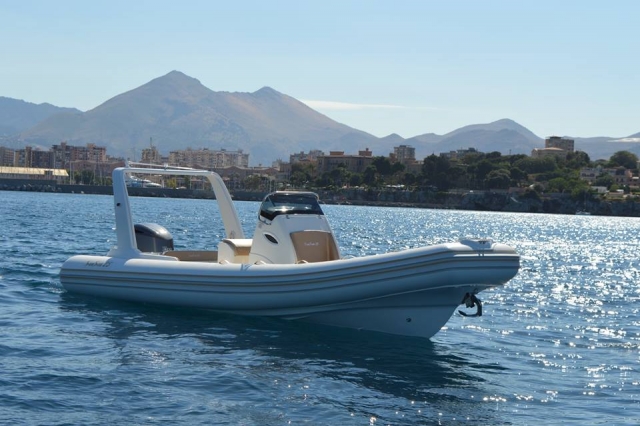 尝试我们快速租用的充气船