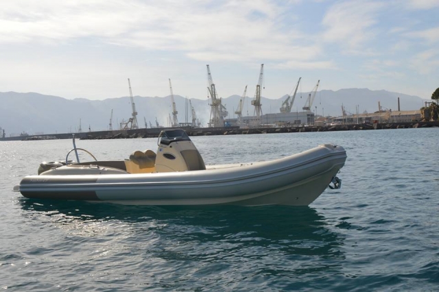 从巴勒莫港出租的充气船