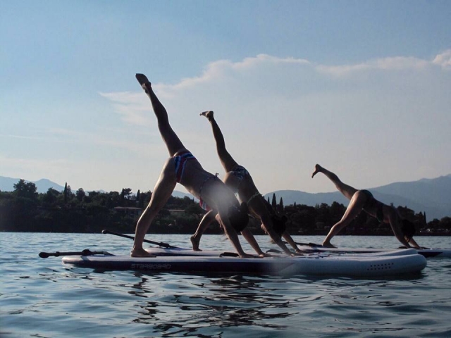 e-19742103-yoga-in-paddle-surf15003791728726.jpg