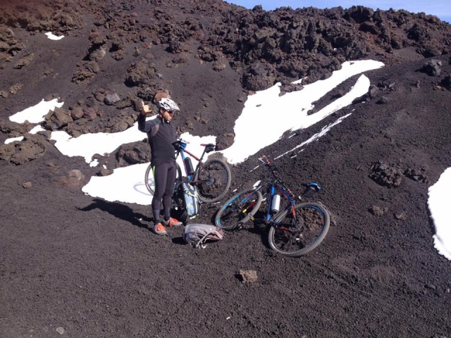  No topo do ETNA na bicicleta de montanha 