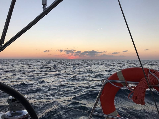  en navegación al atardecer 