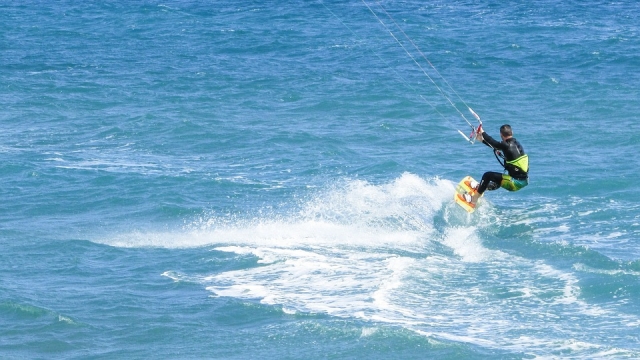  Come and learn the tricks of kitesurfing 