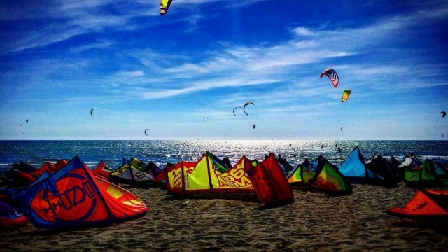  Kitesurfen am Strand 