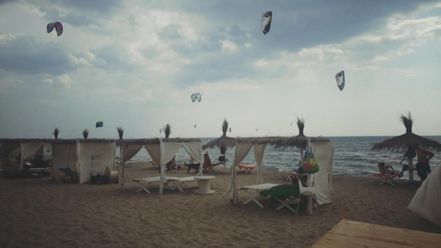  Kitesurfen im Meer 
