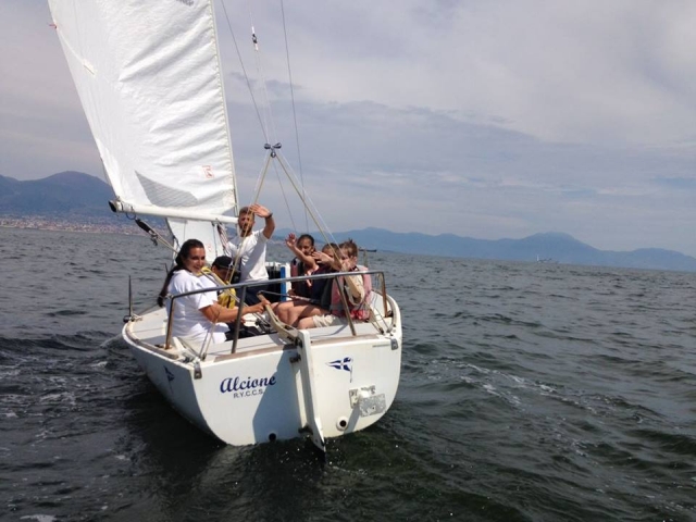  那不勒斯湾的帆船学校