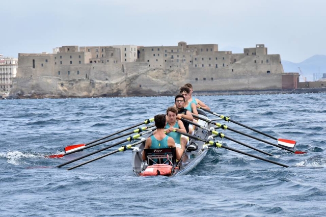  那不勒斯的独木舟赛舟会