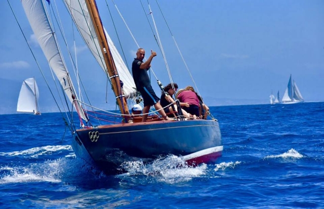  在老式船上航行 