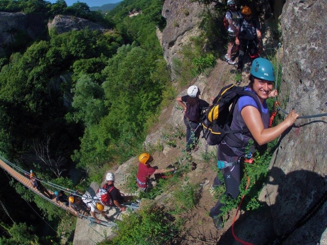 Lungo la parete rocciosa