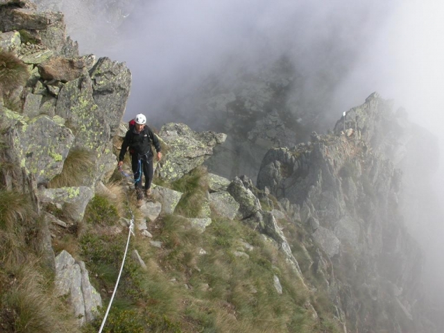 Sul sentiero immersi nella nebbia