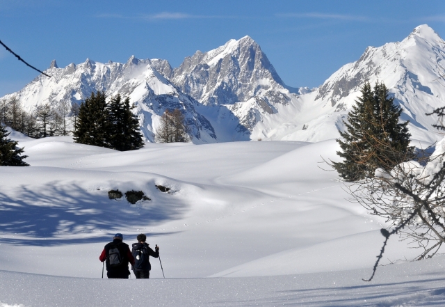 con raquetas de nieve