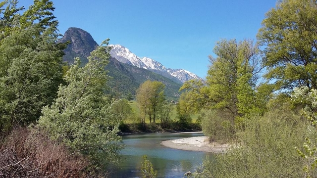 La dora baltea avec les montagnes en l'air 